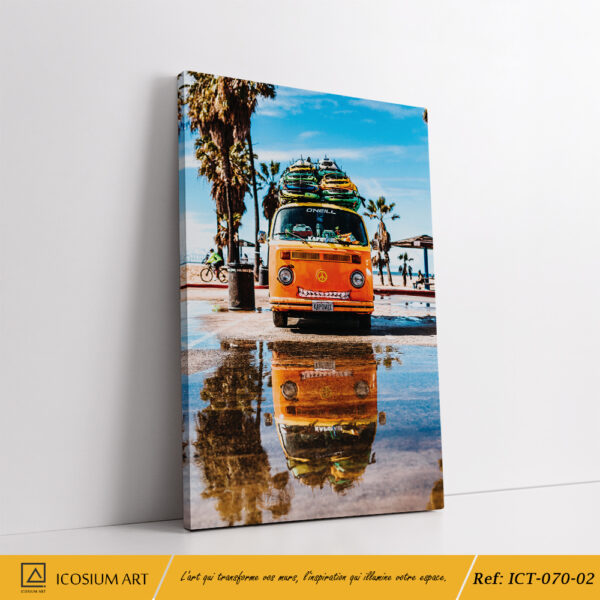 Trio surf et plage - Combi avec des planches de surf, vue aérienne des palmiers & vagues – Image 3