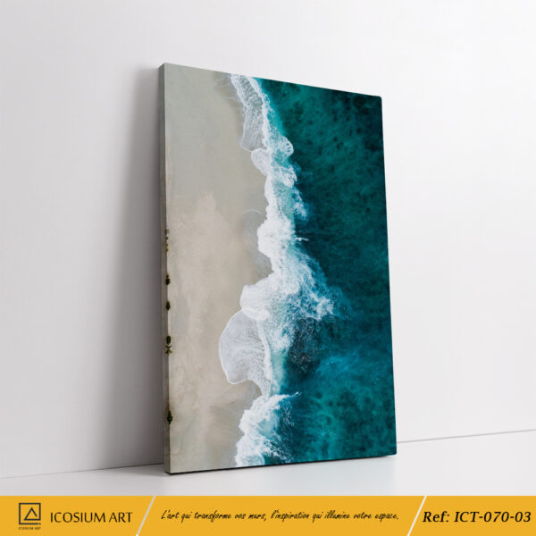 Trio surf et plage - Combi avec des planches de surf, vue aérienne des palmiers & vagues – Image 4